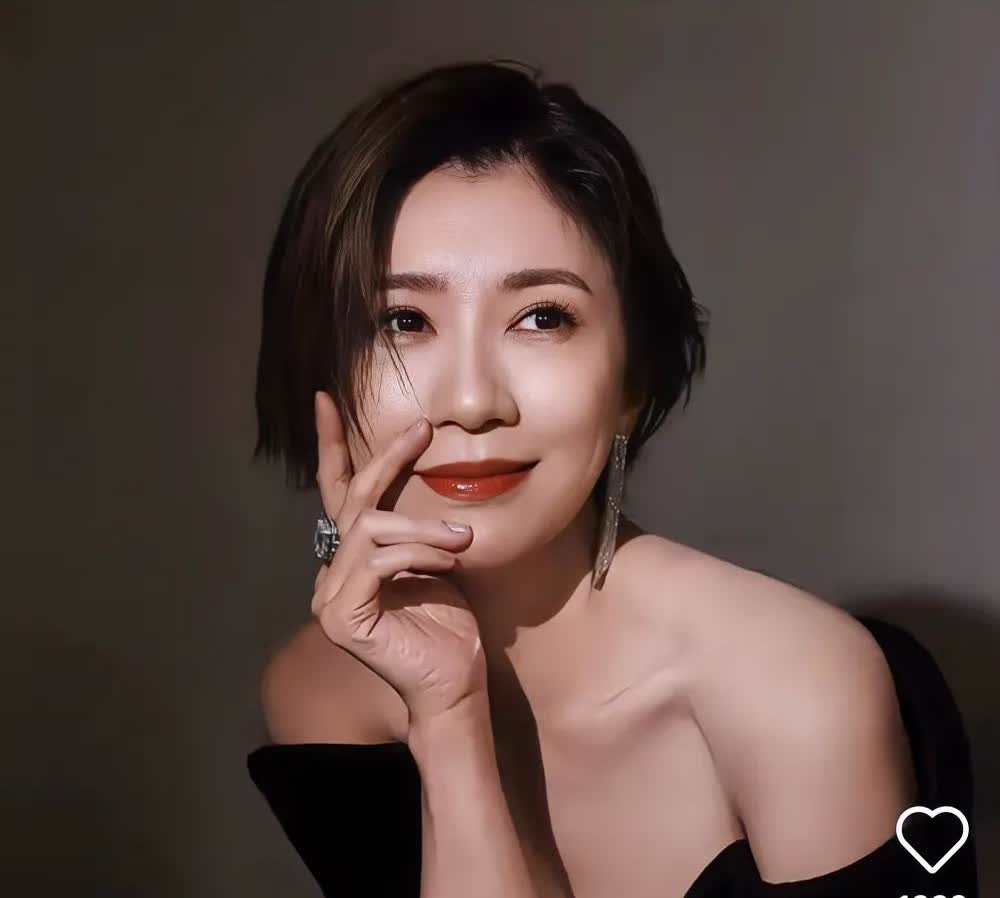 现在最后悔的人肯定是孙志浩她母亲吧？

看到人家贾静雯二婚后，
马上生了两