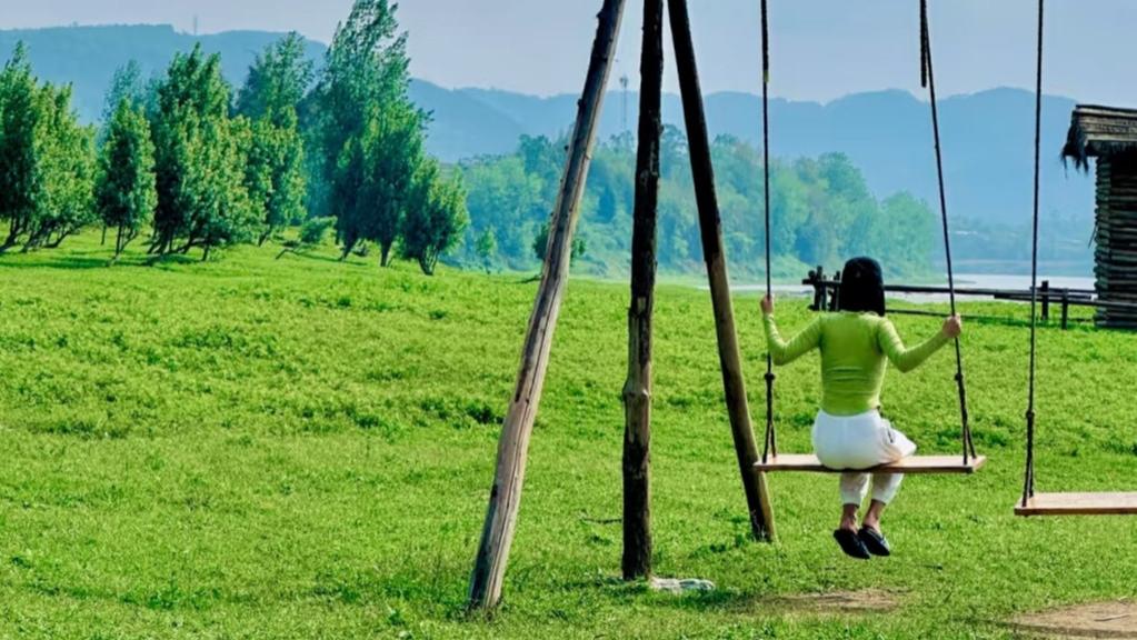 四川自贡34岁英语老师(老家重庆)，想辞职回重庆，能找到工作吗？