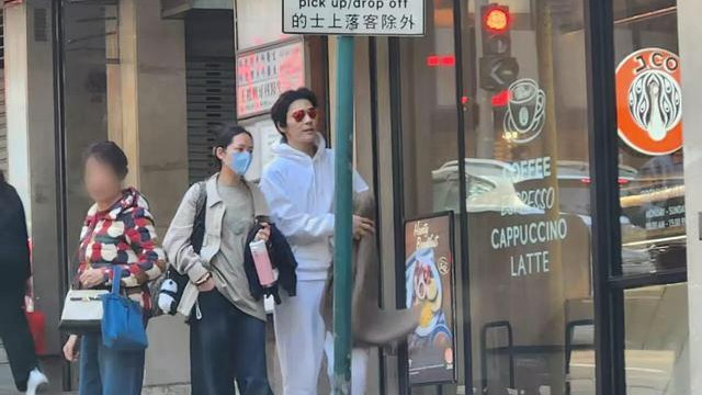 香港街头偶遇郭碧婷向佐，两人恩爱同框，向佐正常穿衣变清爽帅气