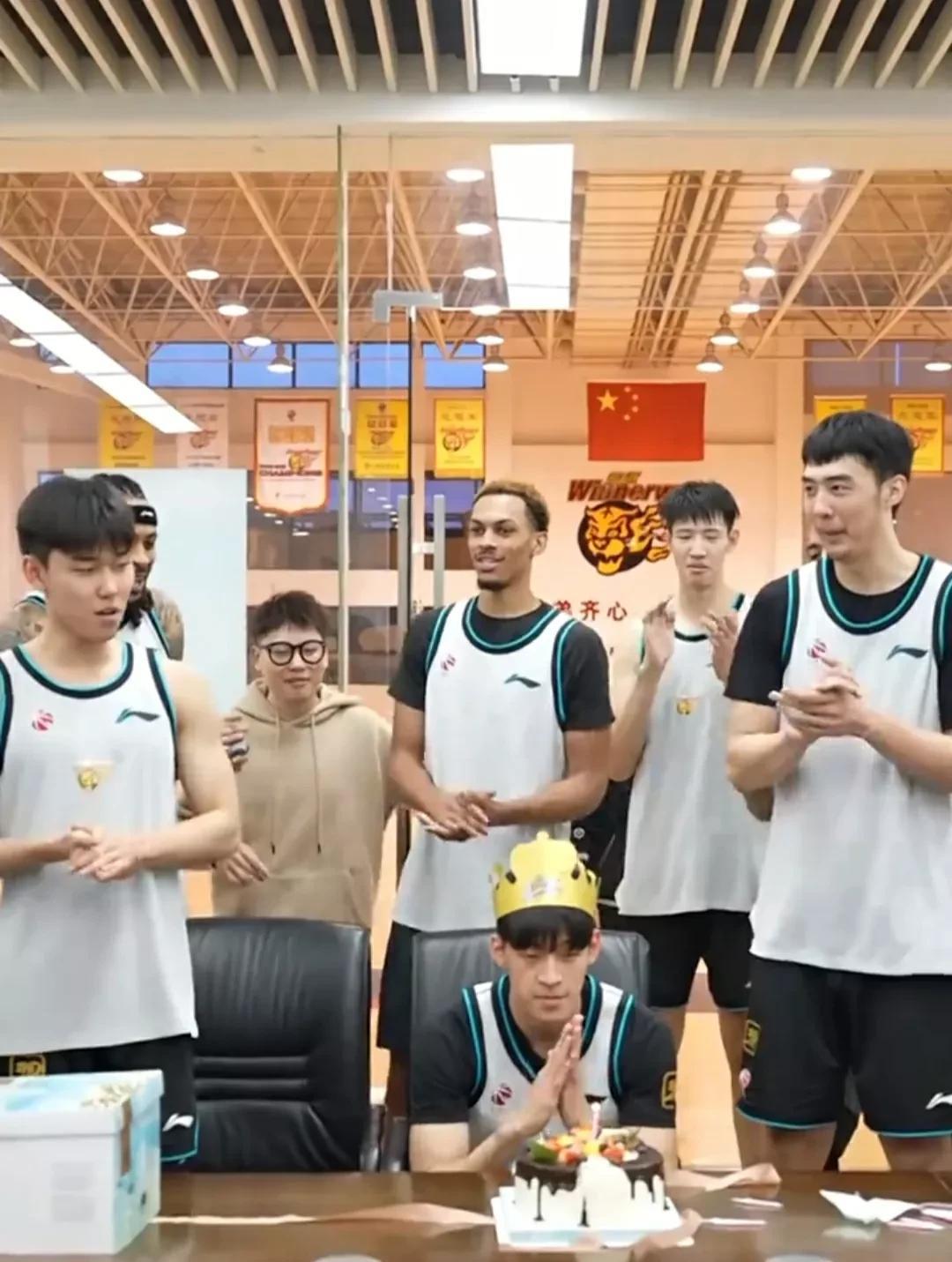 广东队给球员的生日庆祝很特别，仪式感满满，大家都很欢乐，不过话说回来，广东这种传
