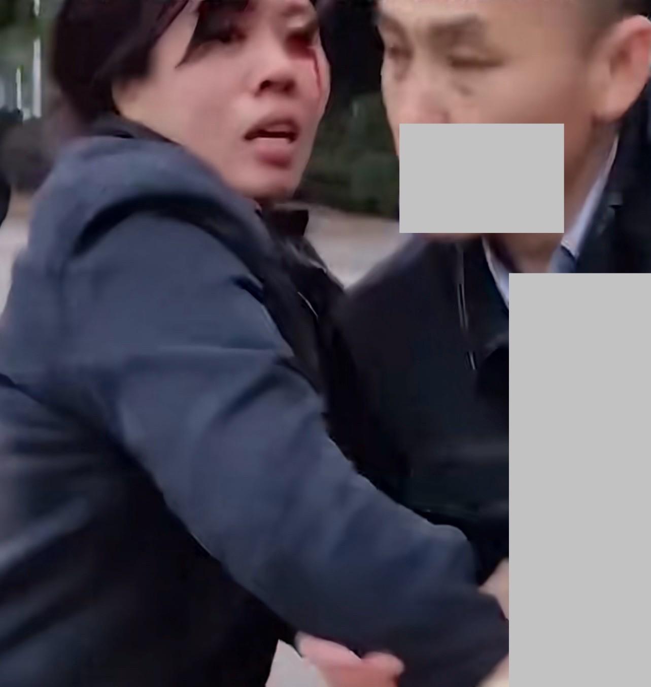 最近原配抓小三火遍全网。



事情是这样的：一位妻子发现丈夫出轨，便暗中跟踪，