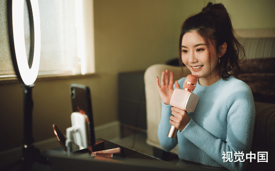 直播算命日入三万，被全网黑的恶毒女配靠老本行翻身