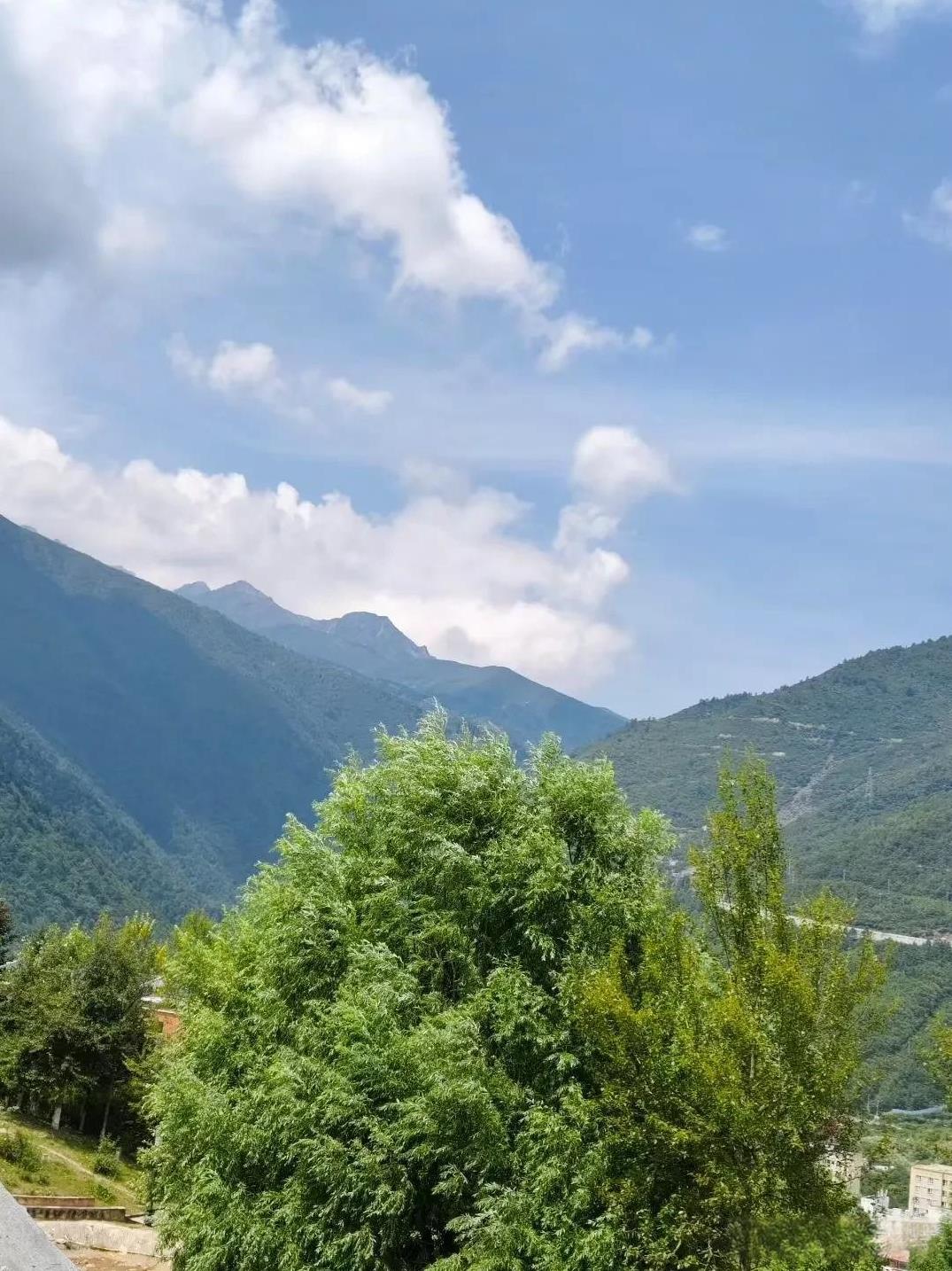 我疲于应付的人和事，在老板那里，竟然如此风轻云淡的就过去了。
他那丝滑的操作，没