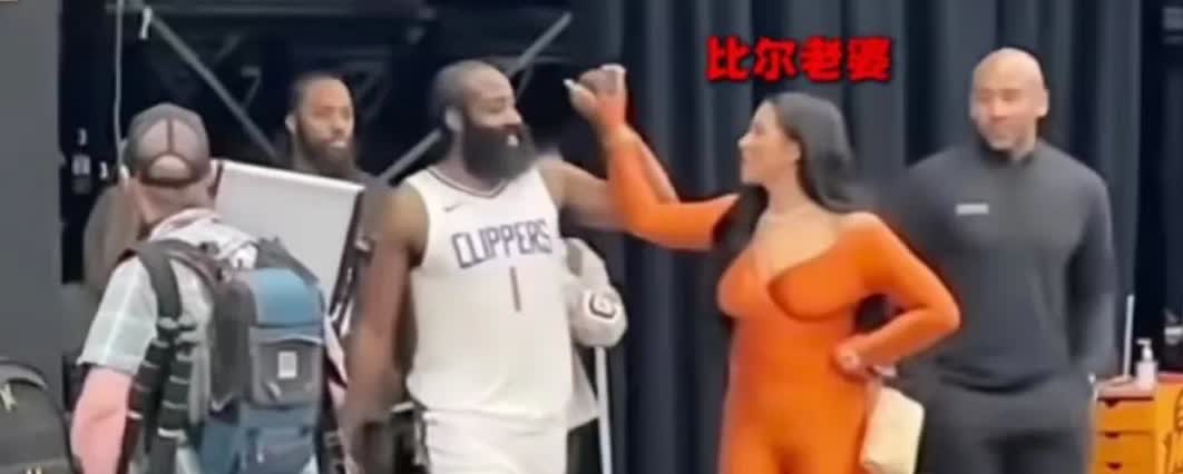 哈登一句话让比尔当场签字！

“来快船，我让你当老大。”

比尔被太阳骂