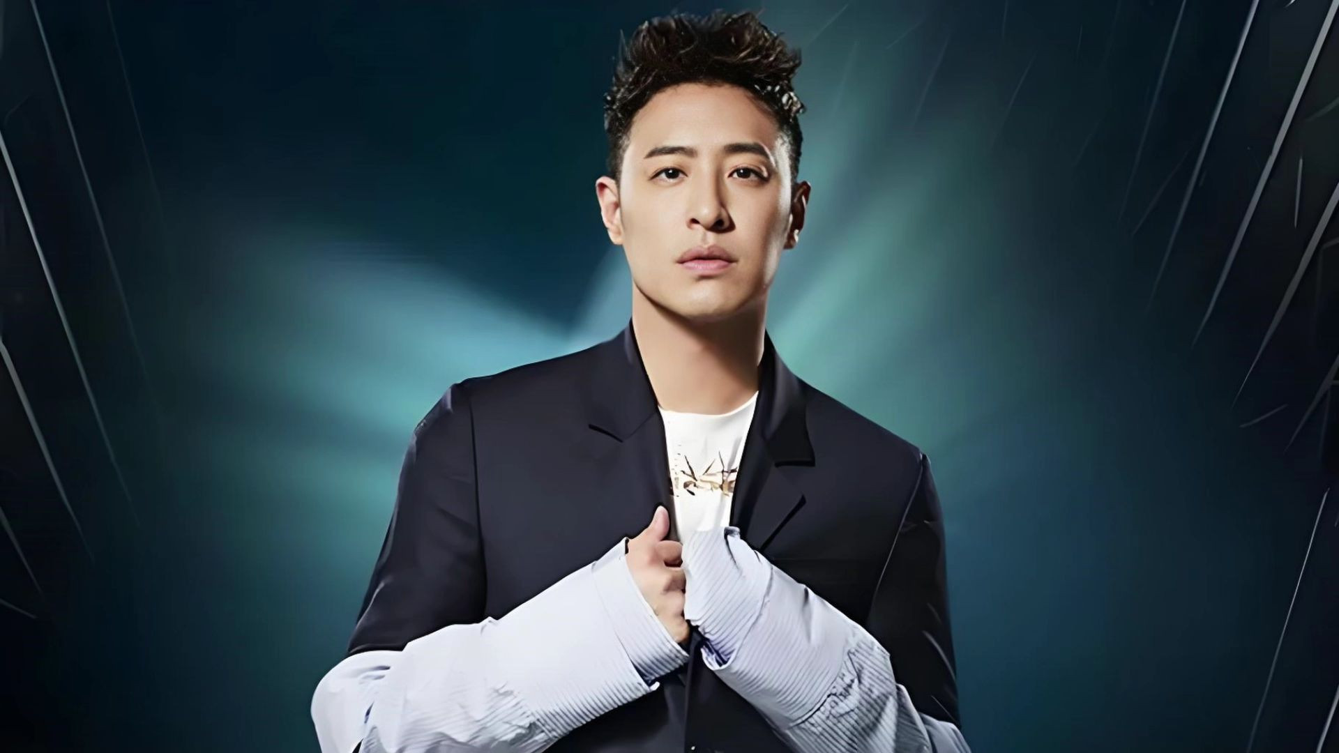 潘玮柏暖心叮嘱粉丝添衣，反差穿搭亮相，率性还是失当