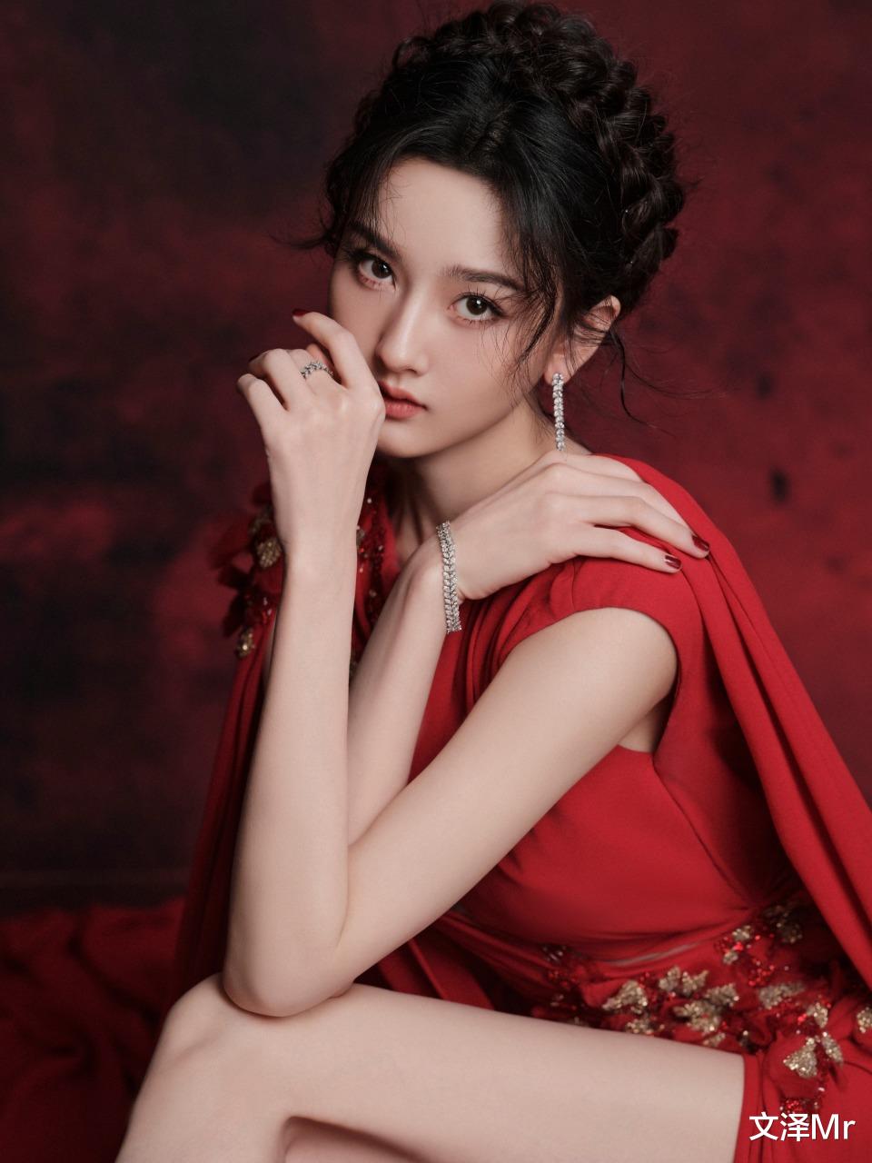 容祖儿惊艳亮相：红色披风与优雅气场完美结合！