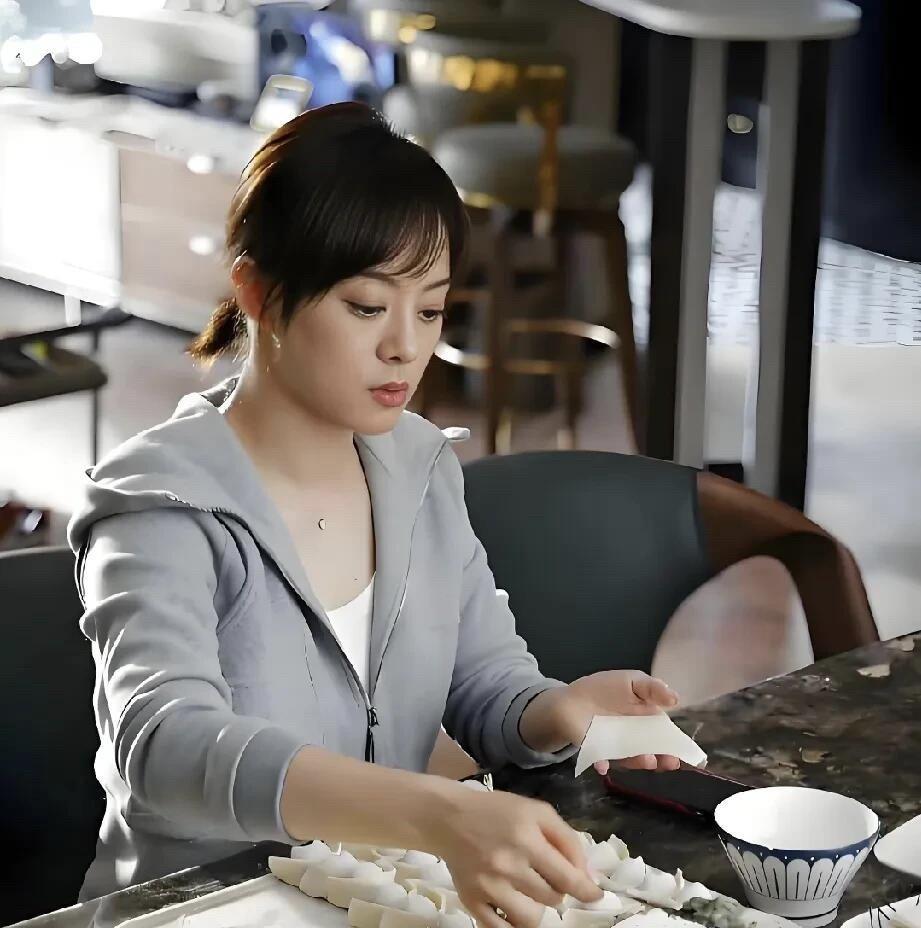 不愧是演技派有实力的女演员，拍戏、书法、琴棋书画、做家务，样样精通，这样的好女人
