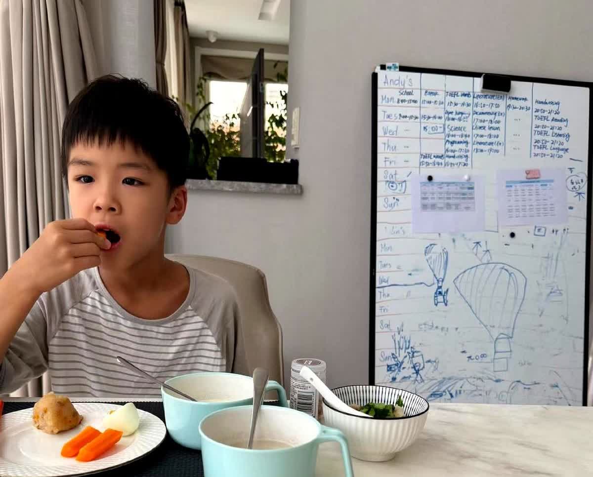 杨子难得晒照他和黄圣依的小儿子安麟，却意外暴露了豪门生活让人意想不到的3点。
