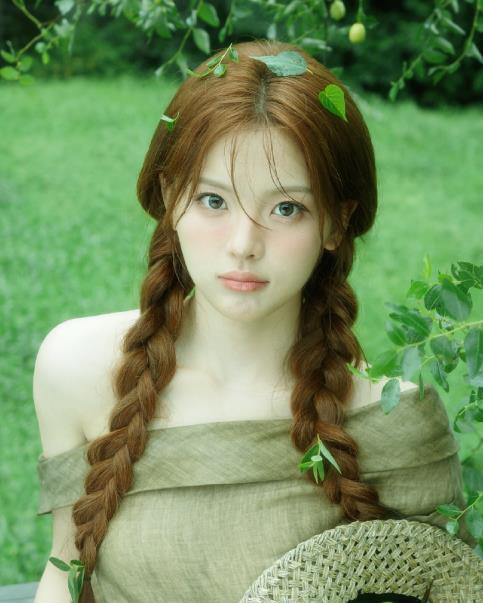 #杨超越才发现照片里的虫子# 最美“村花”，火箭少女三巨头的杨超越发布“狗尾巴草