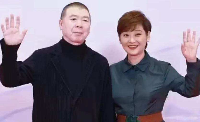 徐帆携养女辟谣与冯小刚离婚传闻，家庭关系坚如磐石。
近日，冯小刚与徐帆的婚姻状态
