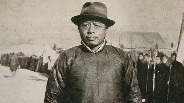 八路军干部被枪决时，一汉奸主动开两枪后，干部第二天逃出封锁区