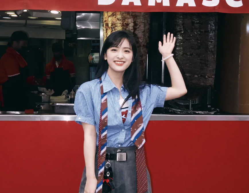 沈月学院风美照曝光 对镜甜笑超灵动