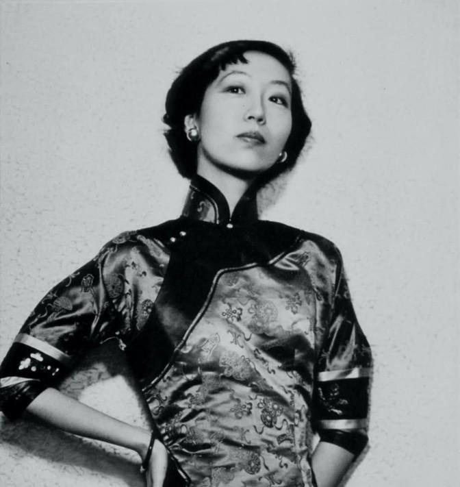 1995年，张爱玲在美国出租屋内去世，尸体一周后才被发现。她一丝不挂地躺在床上，
