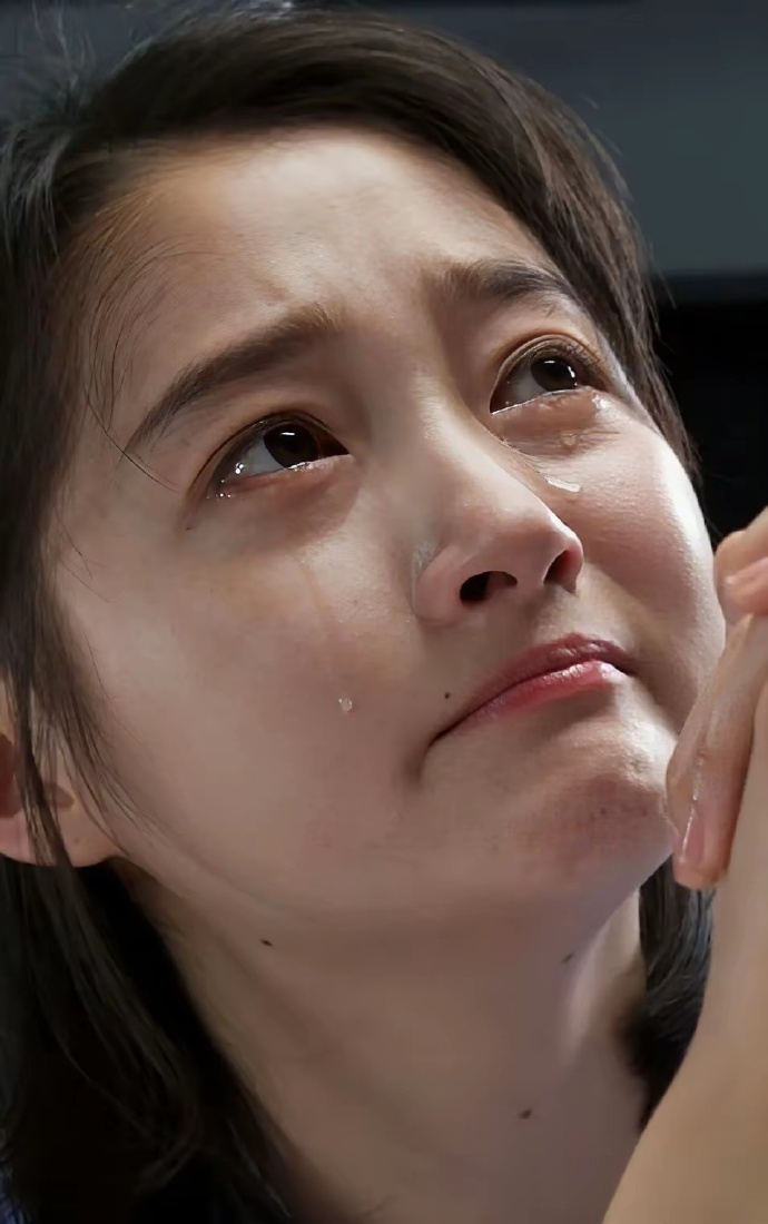 关晓彤的头发为什么长眉毛那去了 ​​​
造型师也不给她修一下 这真的好看吗？ ​