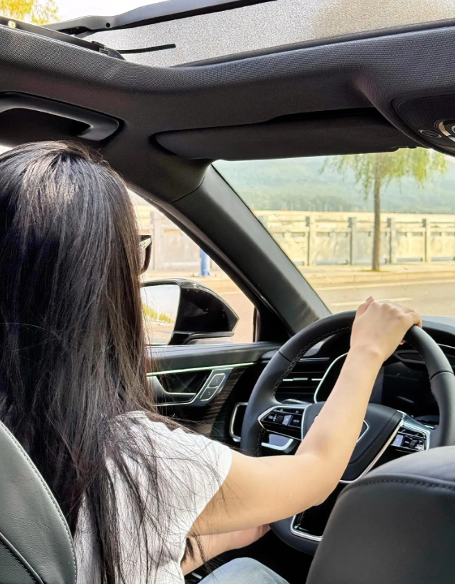 表弟结婚借我新车当主婚车，说“就用一天，保证爱护”。结果还回来时，车身上贴的花瓣