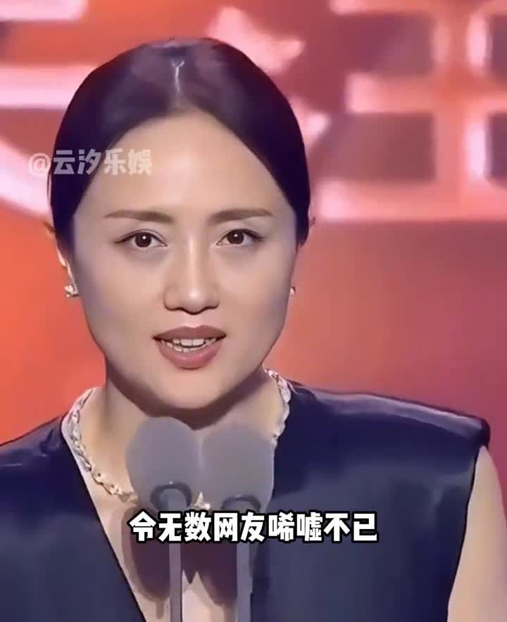 云汐乐娱。
终于明白为何朱媛媛离世后要在福建匆匆火化了。这张剧组工作照的流出意