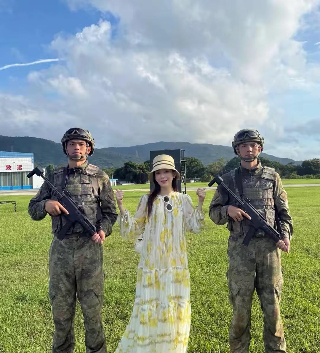 周末是驻港空军基地开放日，方媛挺着四个多月的孕肚，穿条亮黄色碎花裙特别显眼，宽松