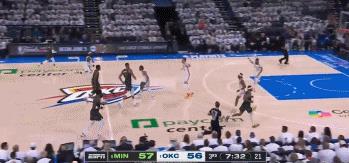 金钗！爱德华兹戏耍对手后送出妙传！
在今天NBA季后赛森林狼与雷霆的第三节比赛中