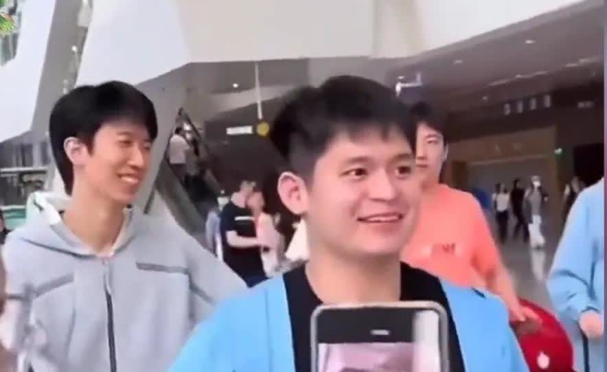 林诗栋本次欧洲之战“待遇”真不低。

1、赛场上球迷“林诗栋加油”的助威呐喊