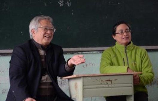 2005年，中国驻尼泊尔大使馆的外交官朱敏才退休后，不顾子女们的反对，带着妻子离