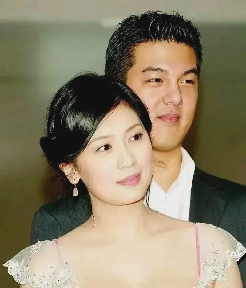     2005年，贾静雯与孙志浩未婚生子。
    产房里的消毒水味还没散干净