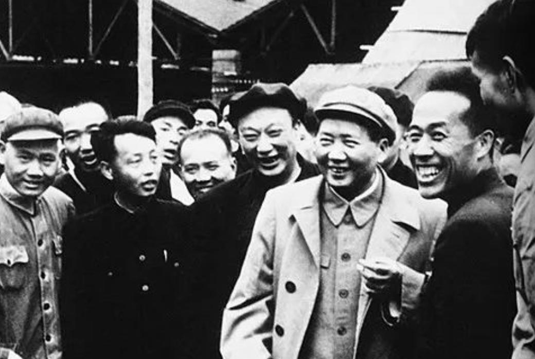 毛主席说过：“如果我们的党员队伍中出现了先为自己办事的人，忘记了老百姓，那就要毫