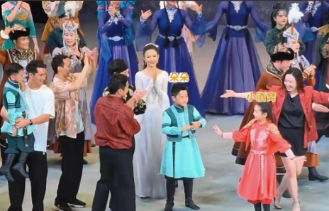 佟丽娅陈思诚，冲上热搜。

7月22日，42岁的佟丽娅，冲上热搜，这一次，不是和