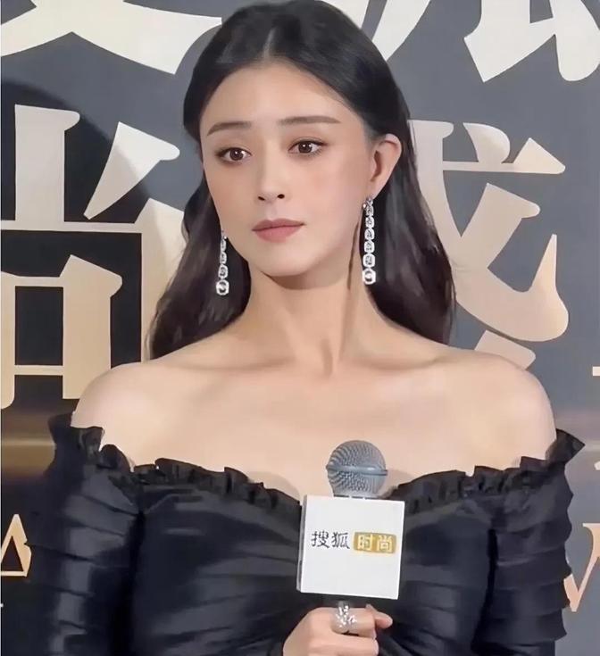蒋欣的替身瑶瑶，在采访中说了一个大实话，她说，蒋欣根本不是电视里那样的！蒋欣在《