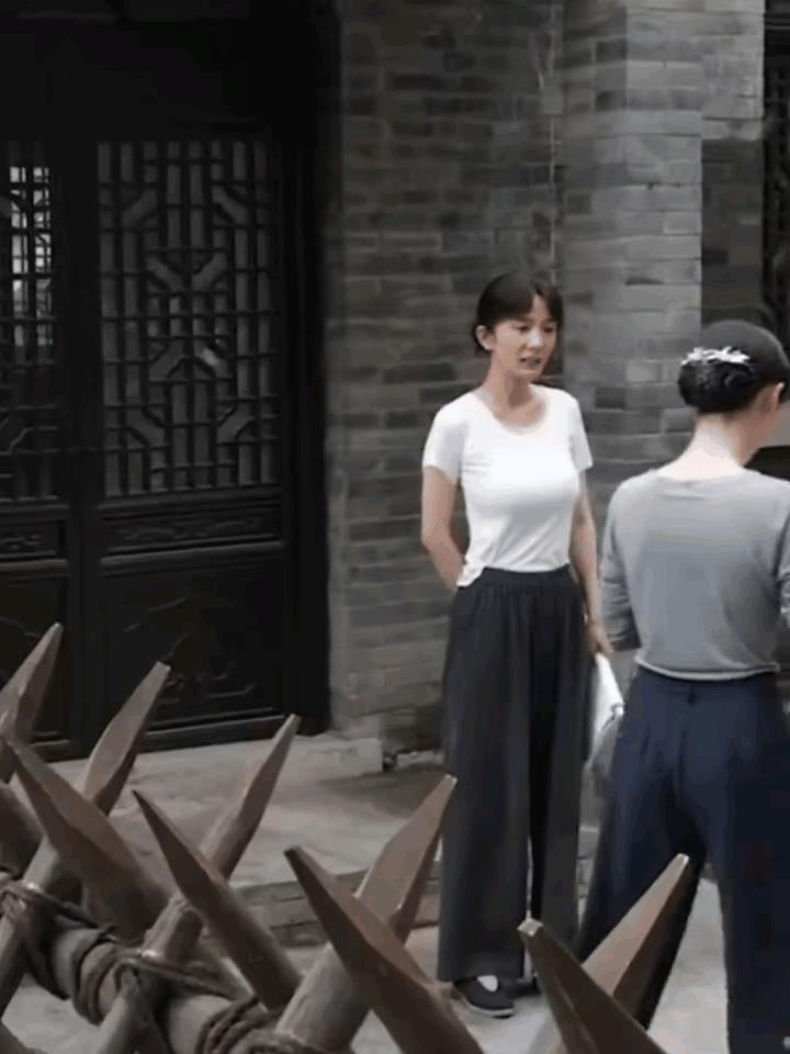 杨幂86年的，马上40了！
但是她的身材依然宛如少女！
你看她这身材，没有一点点