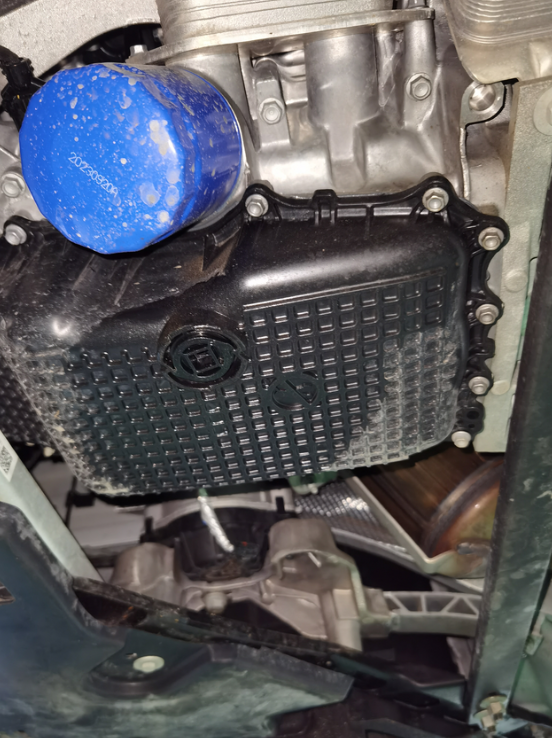 CT5新车原厂前杠油漆是这水平？
1、23年9月下旬提车，没注意看前杠下面油漆。