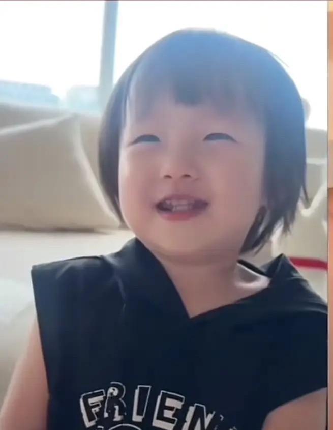 很多人在评论区说这个闪闪是网络小乞丐，说她长的像霍金，说她下兜齿难看，说她最后的