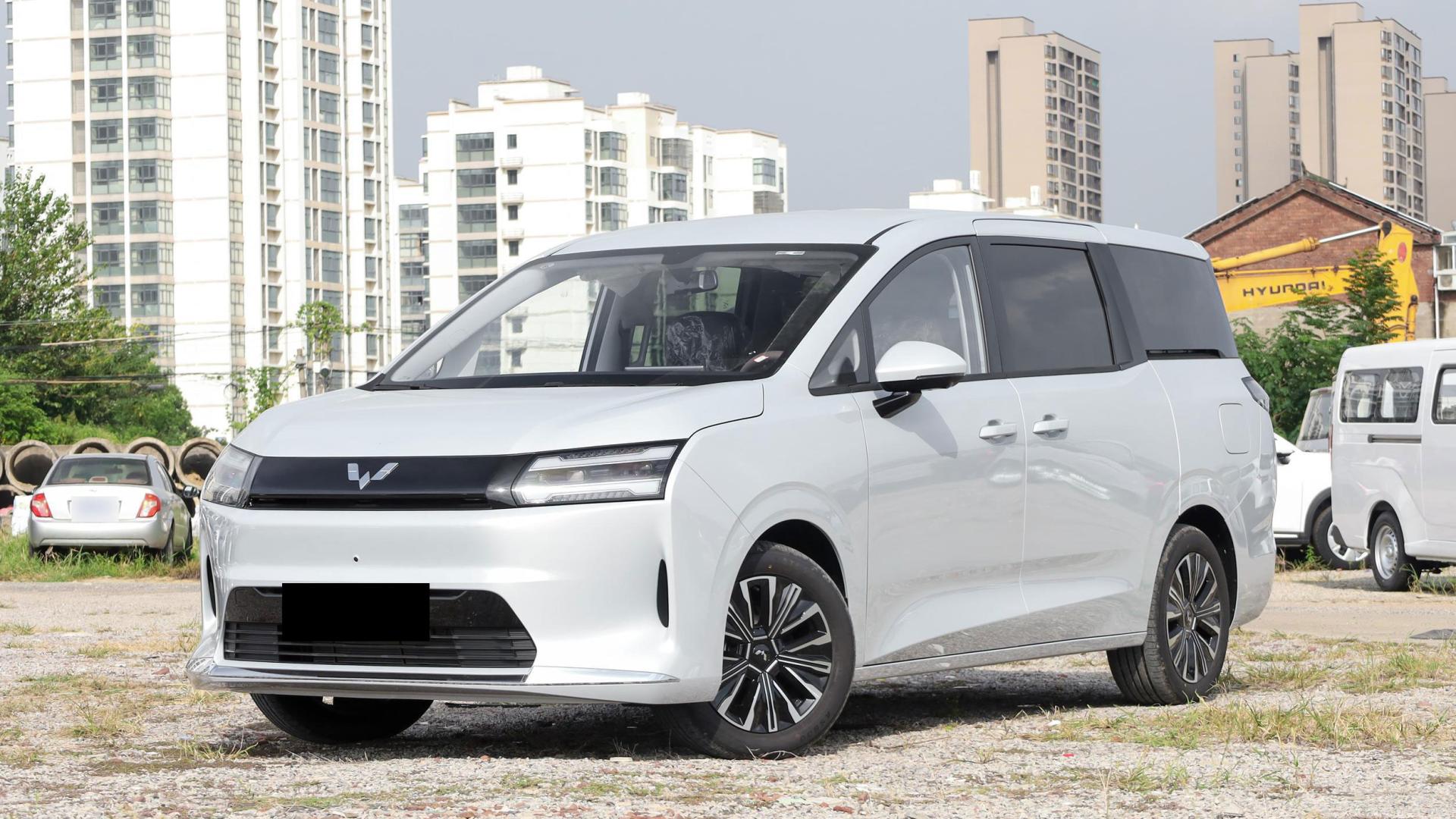 五菱星光730，11月上市！7.38万起带侧滑门，传祺M6慌吗？