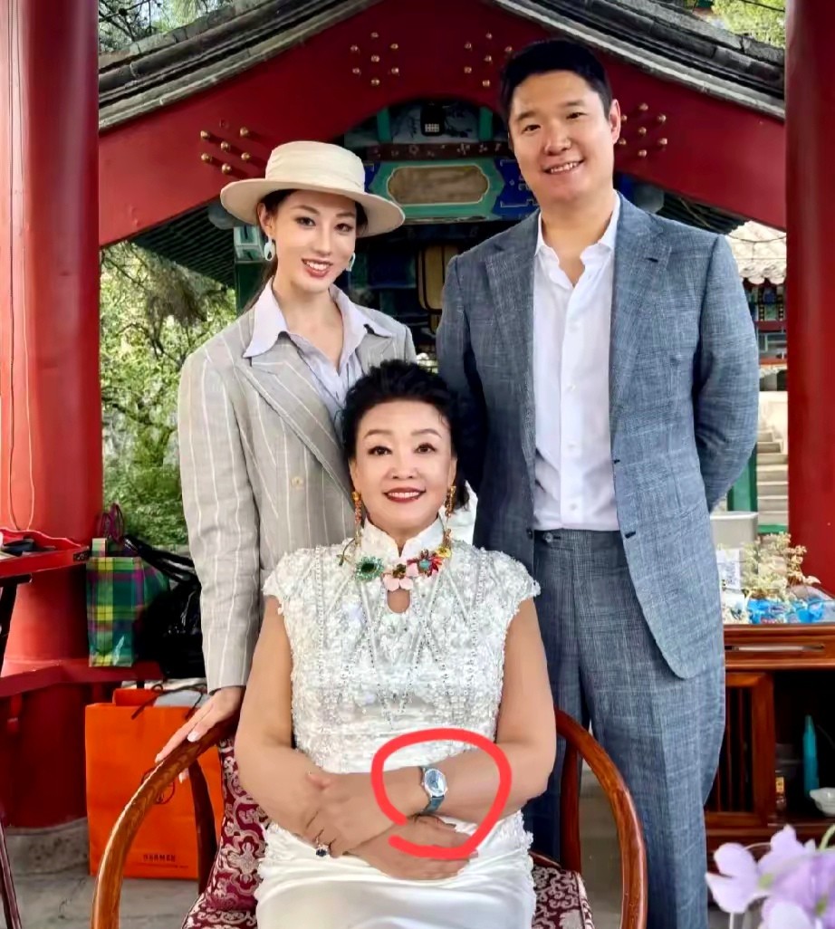 我表姐在张兰家做过家政，亲眼见证了这位女强人不为人知的一面。和直播间里雷厉风行的
