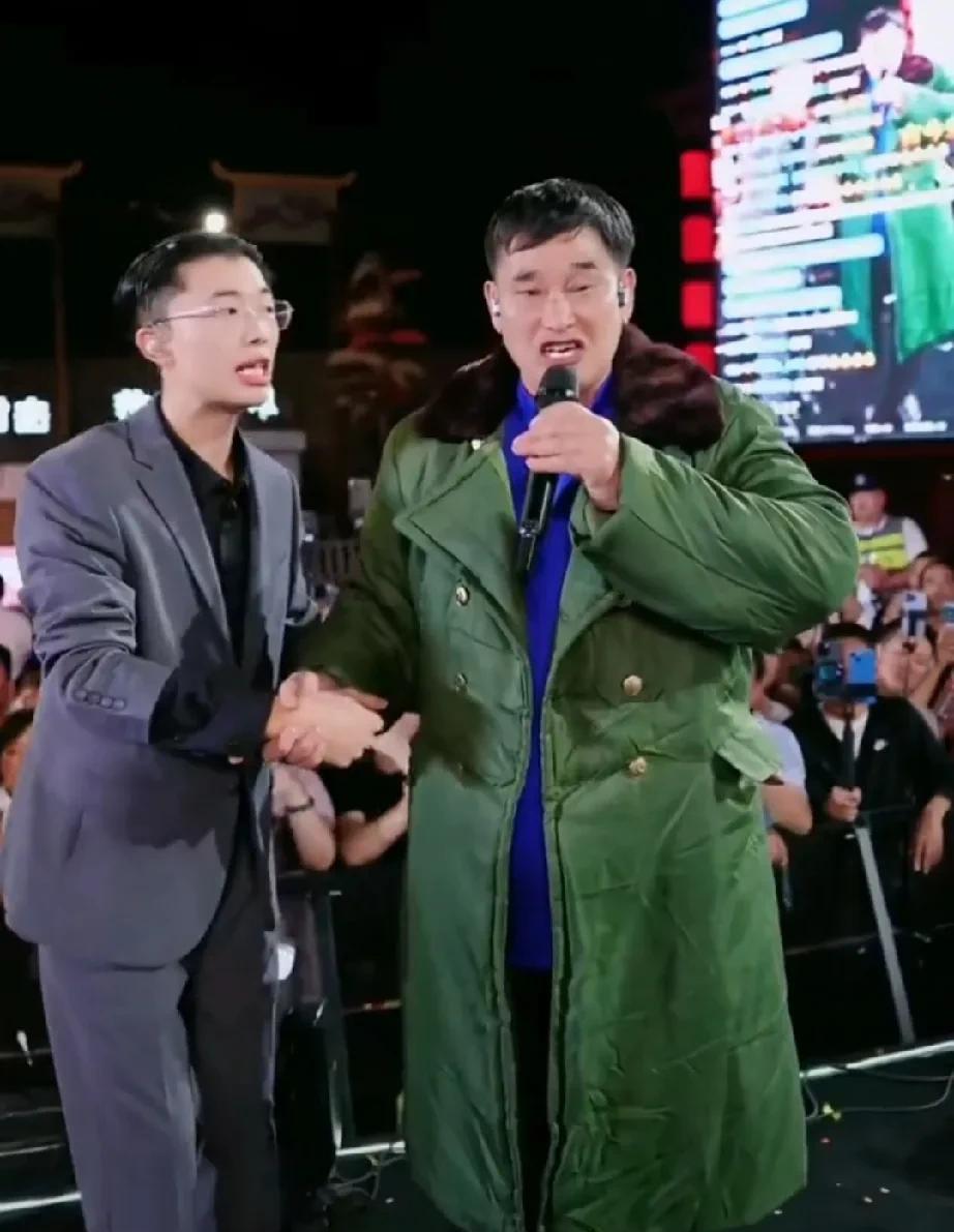 大衣哥助阵郭有才周年庆典，新老草根同台献歌
6月2日，郭有才周年庆典举办，没想到