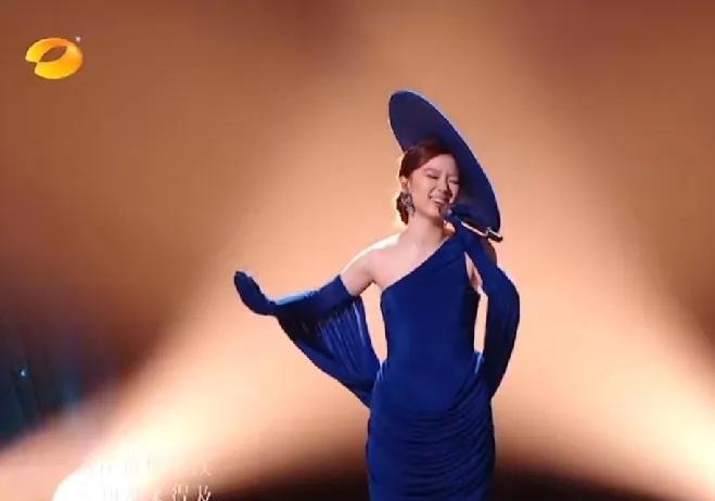 单依纯编曲难听再次登上热搜，论高音确实很强，现场发挥问题，为什么唱的这么油腻，清