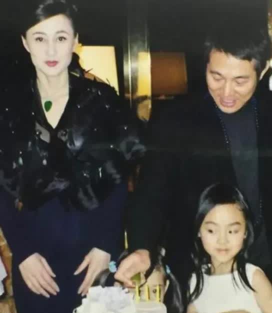 幸福的一家！
李连杰和利智为小女儿过三岁生日。
利智那时45岁，依旧美艳动人