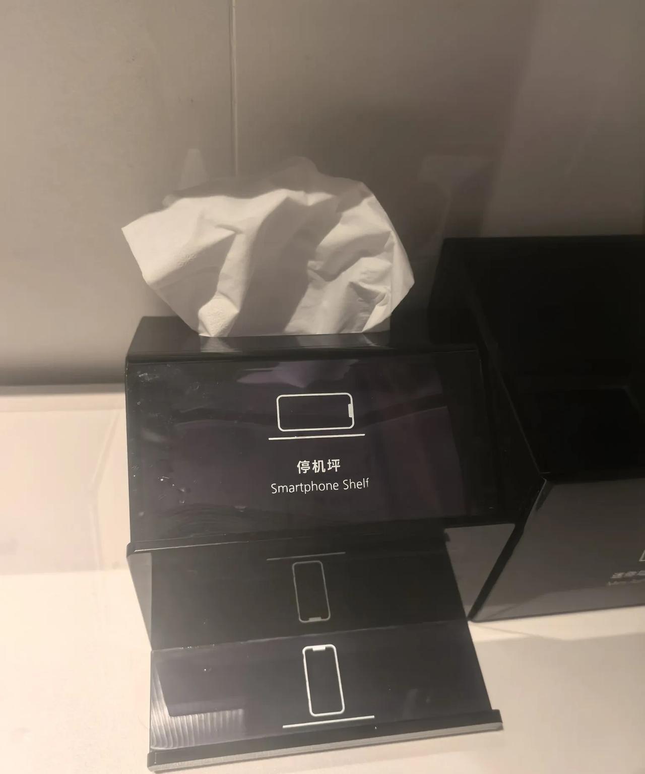 入住酒店看到的，停机坪，还纳闷呢，无人直升飞机服务？后来一想，哦放手机的