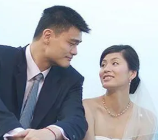 2007年，叶莉嫁给身高2米26体重400多斤的姚明后，她开玩笑的说：“睡觉之前
