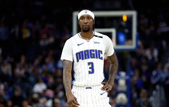 谁人曼巴风骨，考德威尔波普。波普出战23分钟，投篮10投6中，三分6投4中，得到