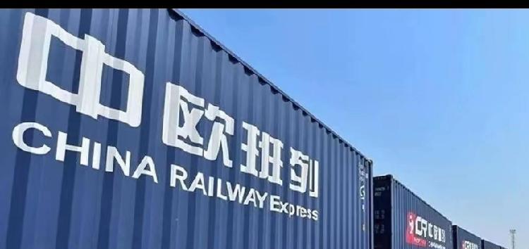 今天看到一条有关波兰关闭中欧班列提问的评论，热度非常高，点赞数千个，回复也有近百