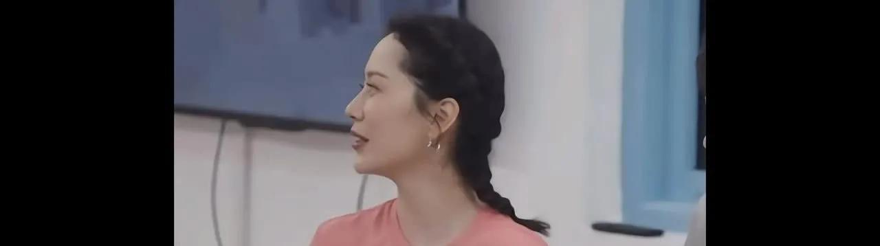 笑死了，温峥嵘年轻的时候太爱闯祸了！
海清爆料说温峥嵘上学的时候把她们宿舍给点了