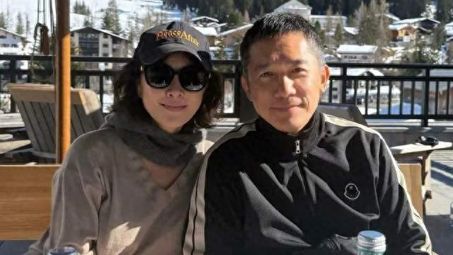 59岁刘嘉玲晒与62岁梁朝伟的雪山合照，两人结婚17年！