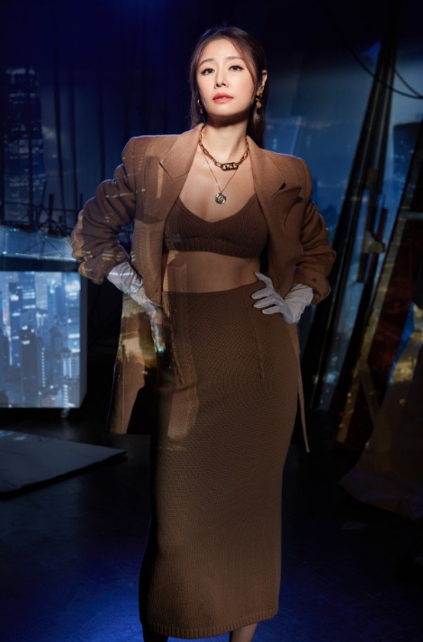 林心如魅力时尚写真外衣内衣是成套的