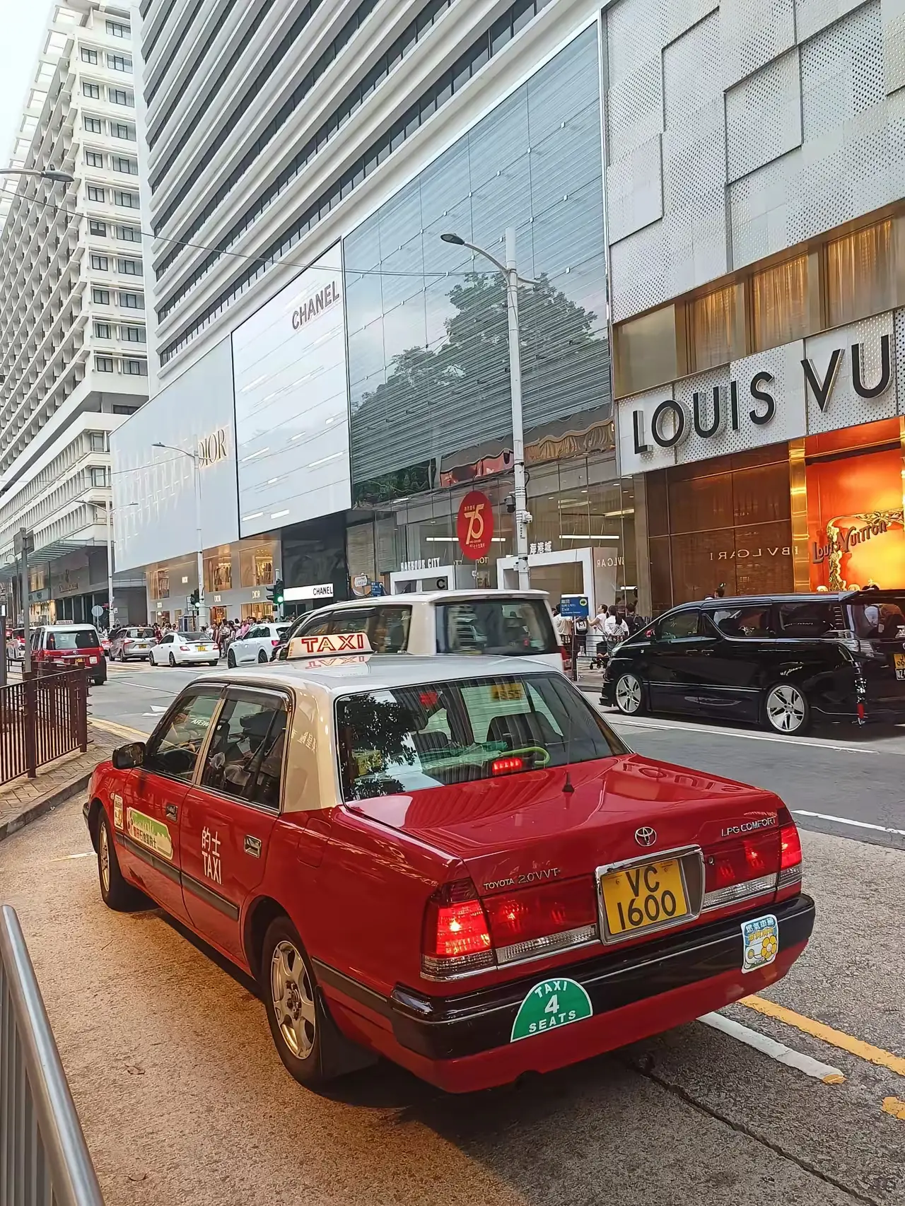 香港这么发达的城市，为何的士还是这老古董油车，怎么不换电车？