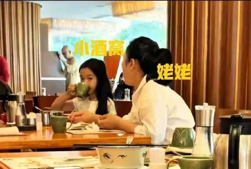 董璇的女儿小酒窝从小就学习钢琴、绘画、舞蹈、走秀等多门才艺，董璇很注重对女儿的艺