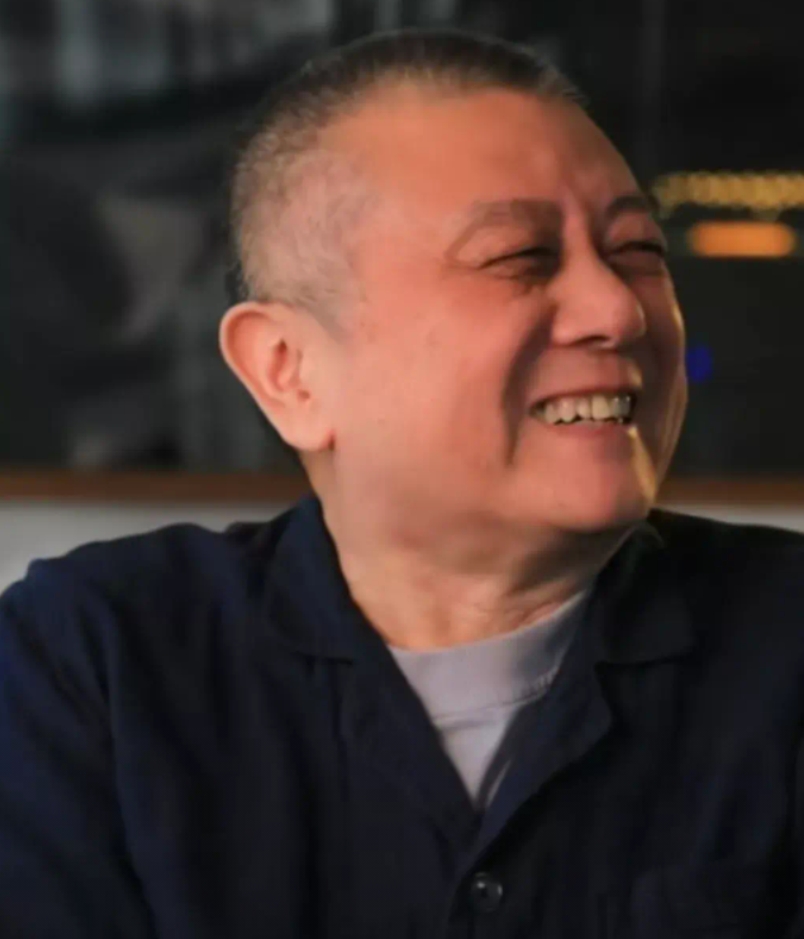 王朔的作息时间很特别，他是每天下午五六点钟睡觉，晚上12点起床，起床之后就开始写