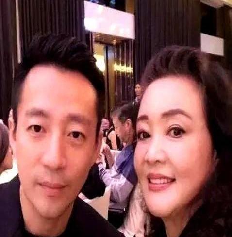 张兰和汪小菲的社交网络风波终于有了个新解，网友们突然明白了抖音封禁他们账号的背后