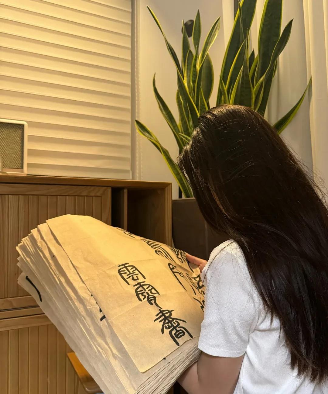 才女爱书法！李云霄篆书千字文，孙俪隶书心经
6月26日上午，李云霄在社交媒体发文