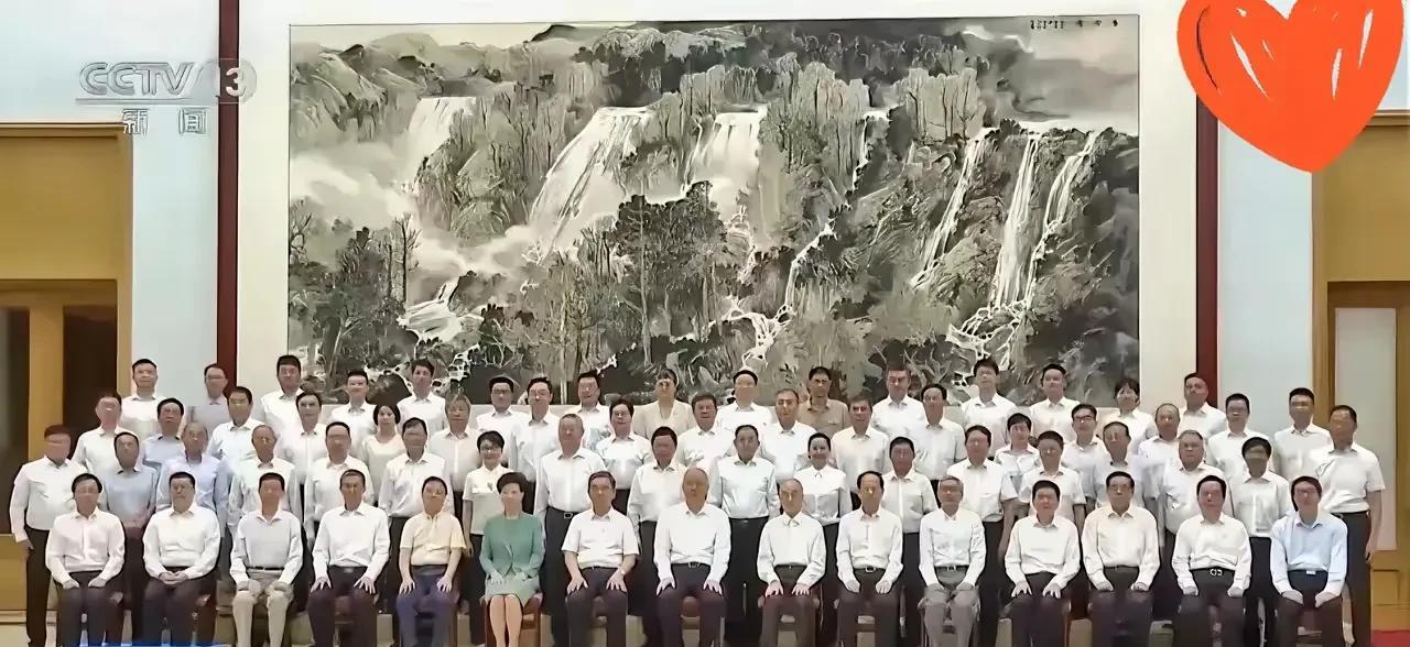 看到北戴河休假专家的全家福
确实让人深思。在这个娱乐至死的时代，那些为国家，默默