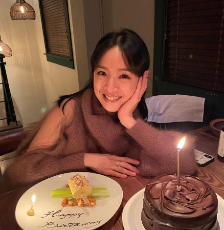 #林依晨二胎得子# 据消息，林依晨平安顺产第二胎得子，老公林于超赶到林依晨身边陪